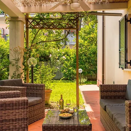 Apartment Clelia, 200mt Dal Mare, Parcheggio E Giardino Privati Massa (Tuscany)