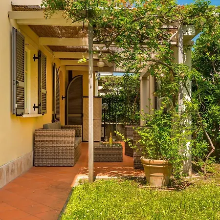 Clelia, 200mt Dal Mare, Parcheggio E Giardino Privati * Massa (Tuscany)